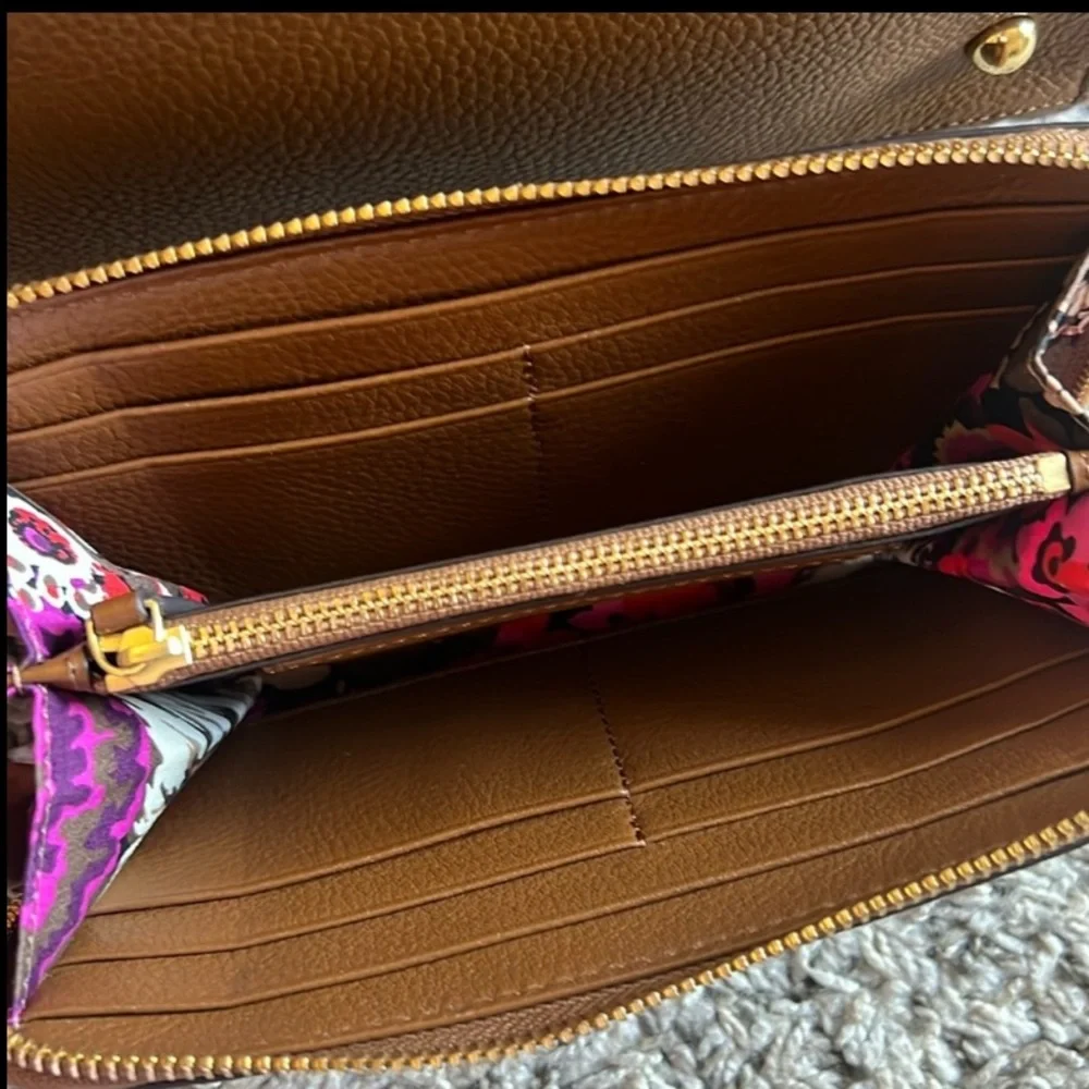 Vera Bradley 'Audrey' zip wallet in tan leather NWOT - Picture 4 of 10